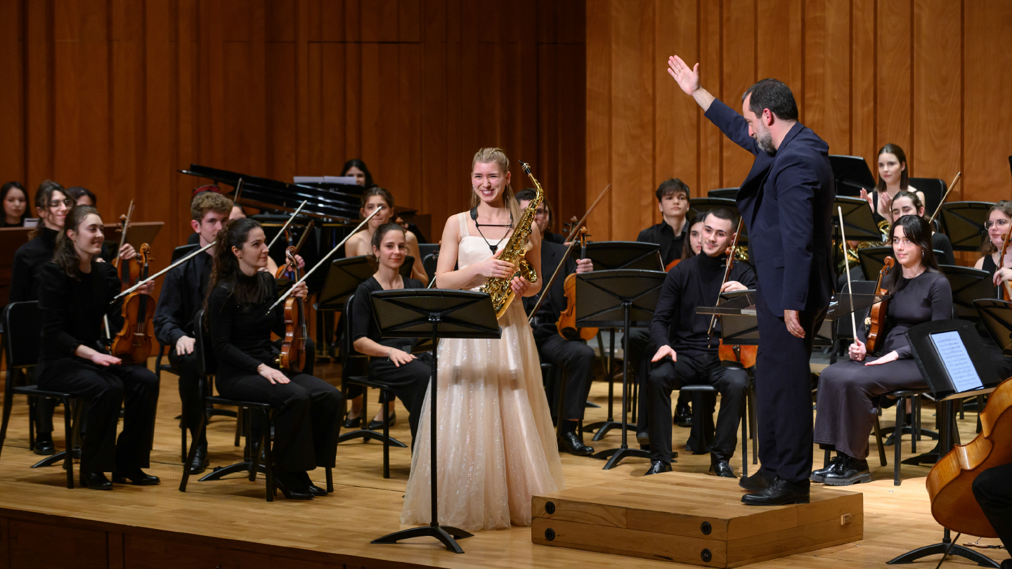 Gisela Dekort, tocando como solista