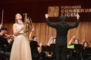 Gisela Dekort tocando como solista
